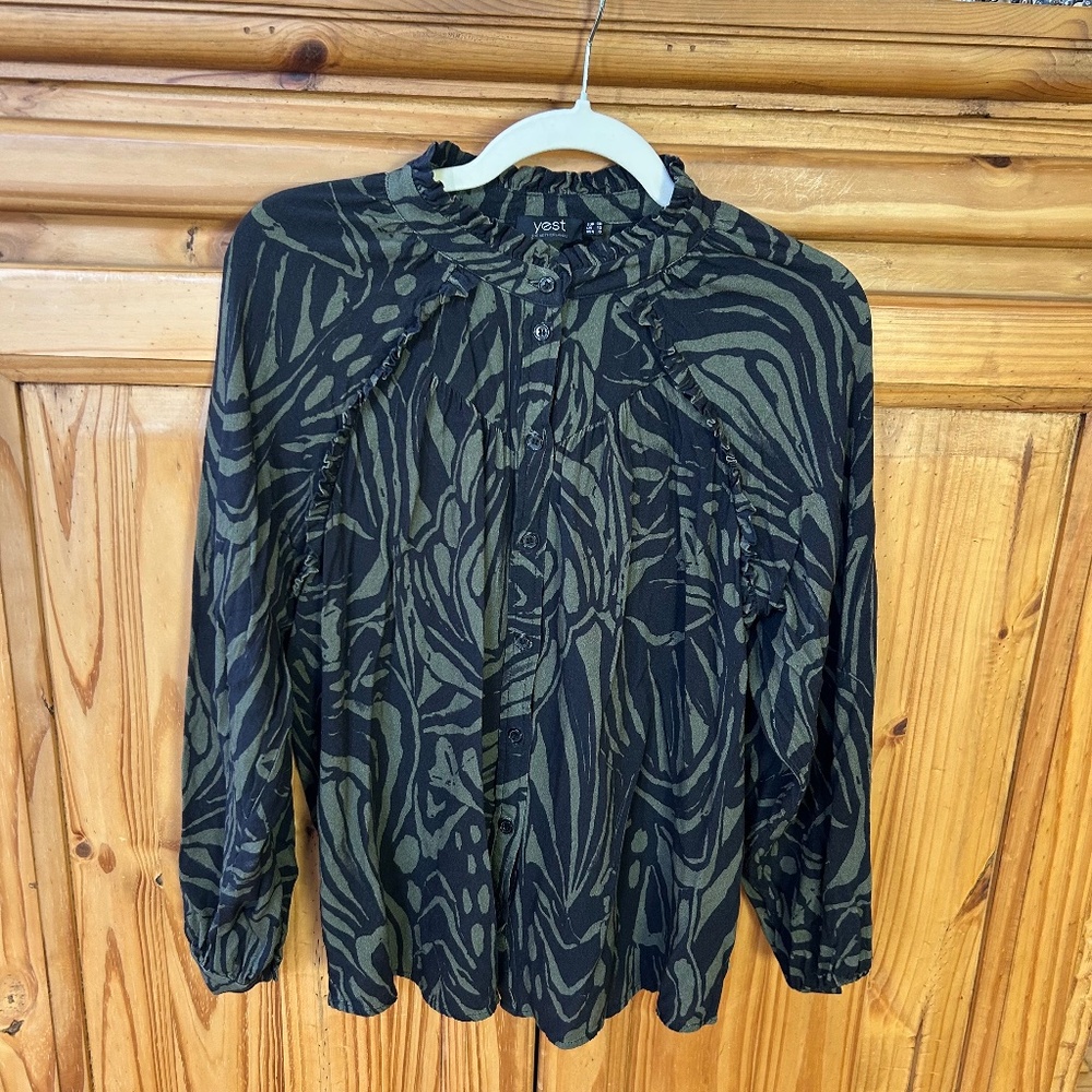 Yest Blouse Ruffled‎ Neckline Button Down 100% Viscose Green/Black Pattern Wmn 6